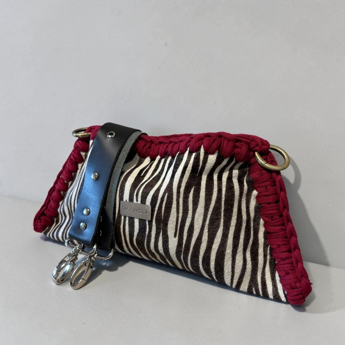 Clutch Isa Cuero Cebra