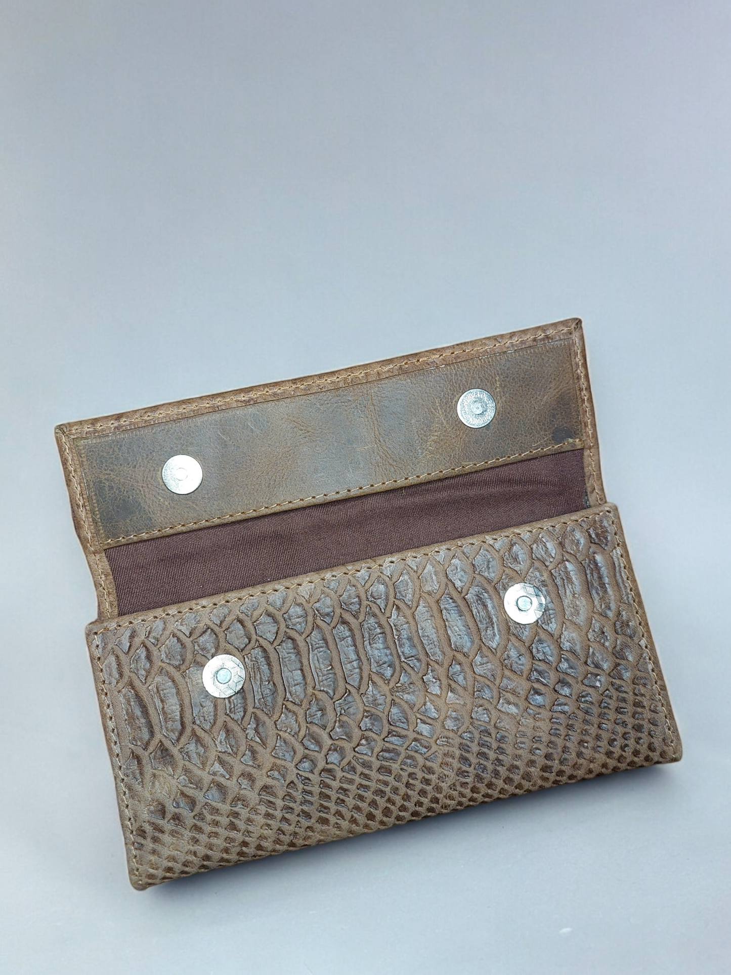Billetera de cuero café pitón