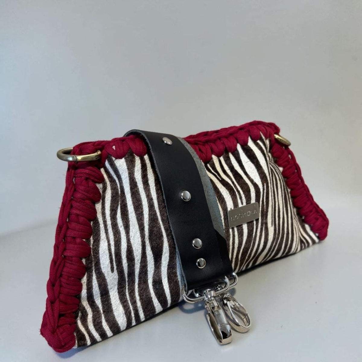 Clutch Isa Cuero Cebra